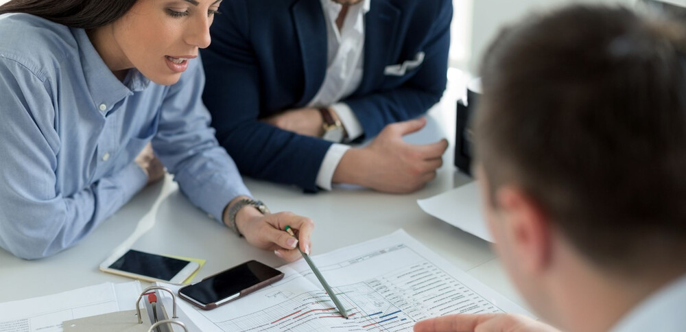 Réunion entre un dirigeant et un expert du cabinet d’expertise comptable à Perpignan CP AUDIT pour reconstituer les capitaux propres d’une société